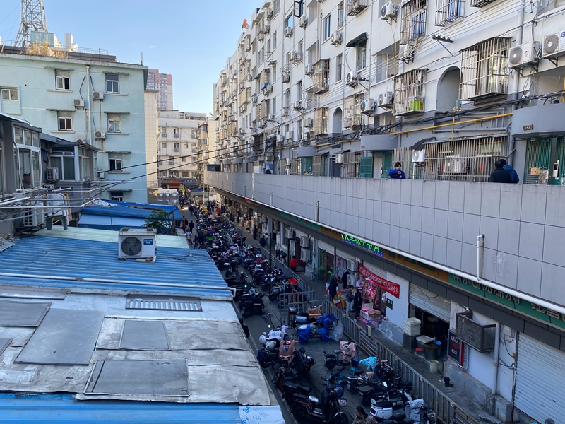 人流涌动的进香河集贸市场    摄影/佟鑫